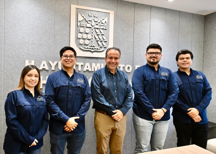 Apoya Toño Astiazarán a estudiantes que construyen prototipo de vehículo todoterreno a control remoto