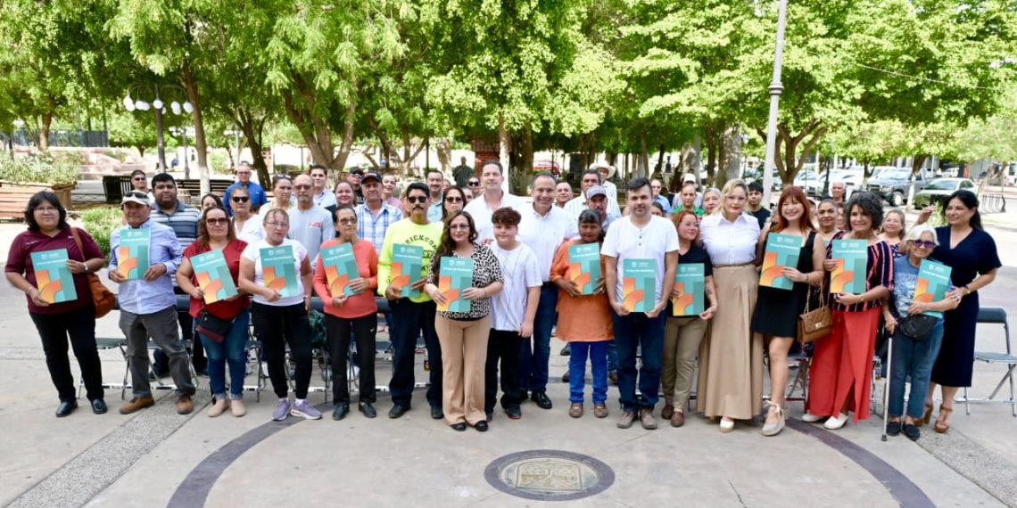 Beneficia Toño Astiazarán a 862 familias con títulos de propiedad