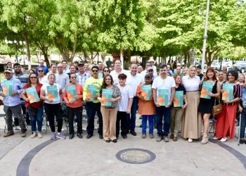 Beneficia Toño Astiazarán a 862 familias con títulos de propiedad
