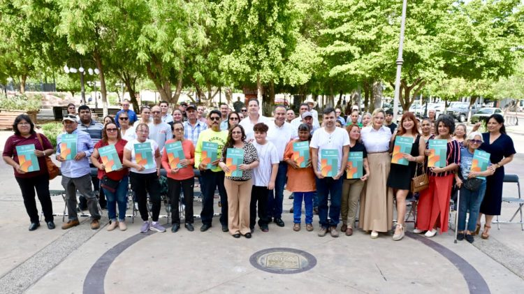 Beneficia Toño Astiazarán a 862 familias con títulos de propiedad
