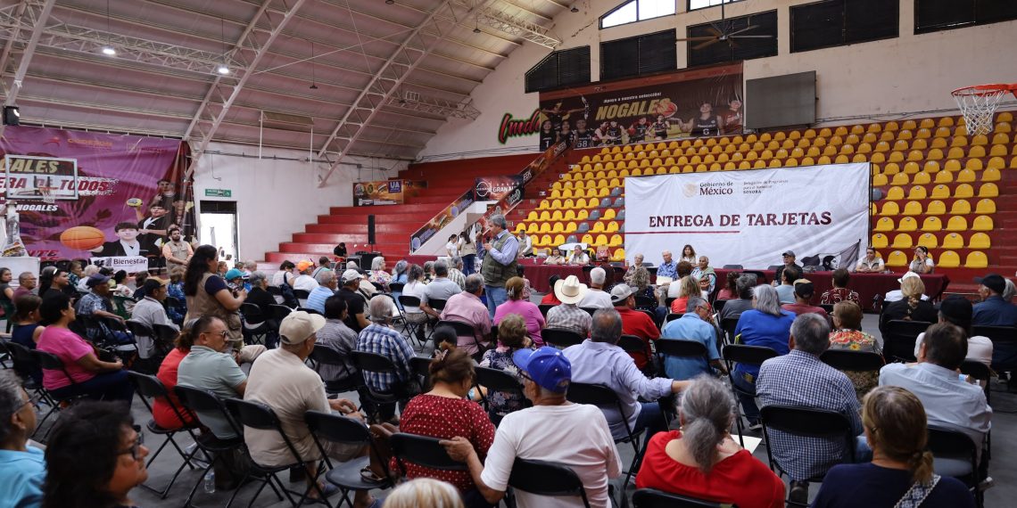 Entrega Octavio Almada más de 300 tarjetas Bienestar en Nogales y llama a registrarse en el Servicio Universal de Salud