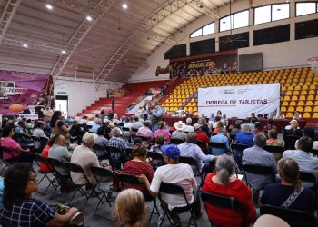 Entrega Octavio Almada más de 300 tarjetas Bienestar en Nogales y llama a registrarse en el Servicio Universal de Salud