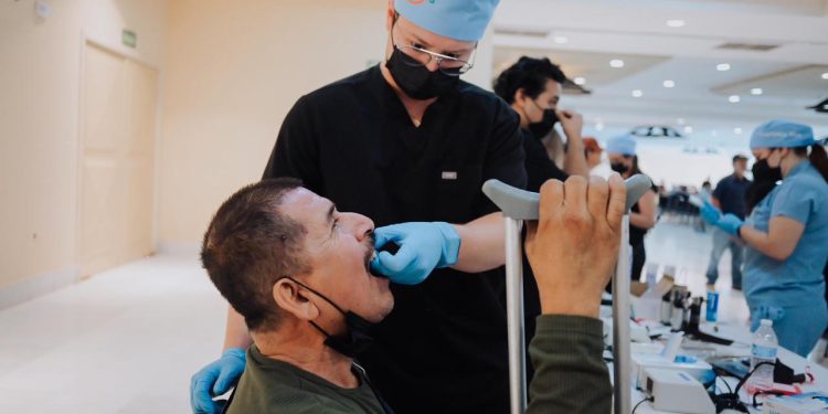 Apoya Toño Astiazarán a adultos mayores con más de 2 mil prótesis dentales a través de Construyendo Sonrisas