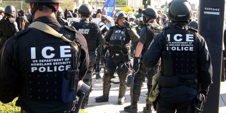Ordenan al ICE suspender de inmediato controles de tráfico luego que agentes asesinaran a dos migrantes