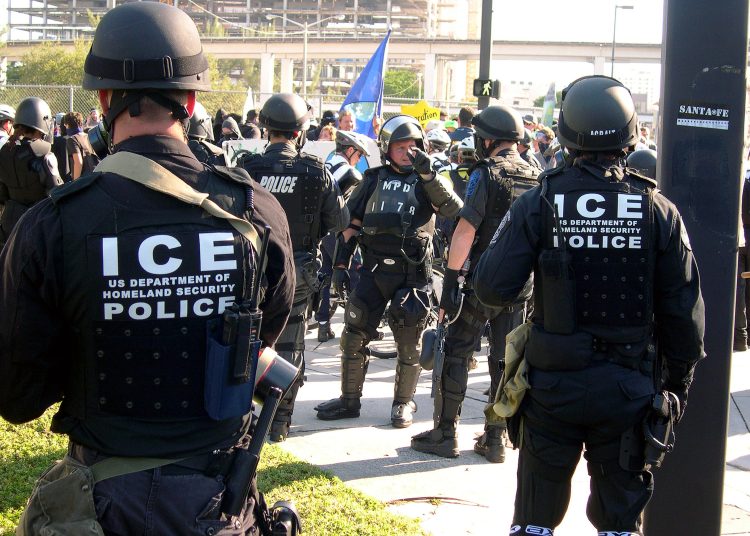Ordenan al ICE suspender de inmediato controles de tráfico luego que agentes asesinaran a dos migrantes