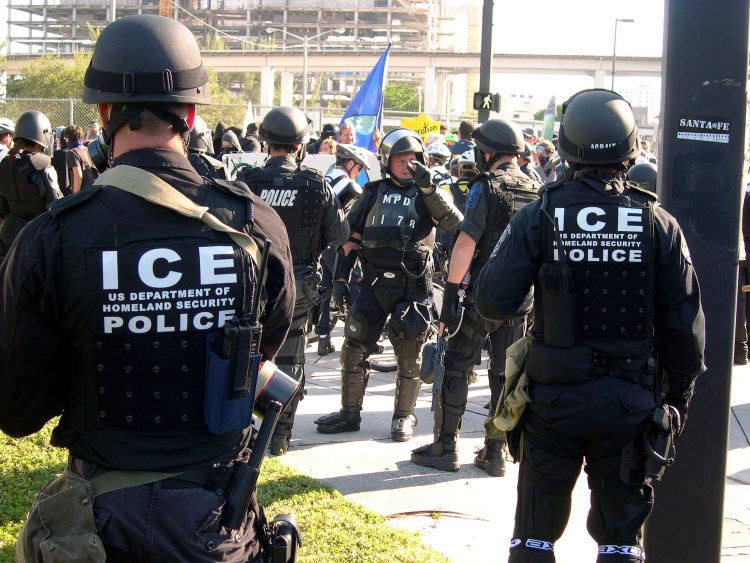Ordenan al ICE suspender de inmediato controles de tráfico luego que agentes asesinaran a dos migrantes