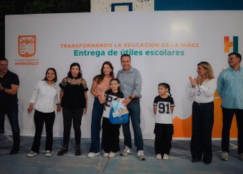 Entregan Toño Astiazarán y Patty Ruibal útiles escolares a 500 niñas y niños en Altares