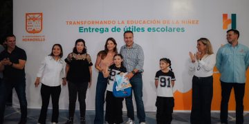 Entregan Toño Astiazarán y Patty Ruibal útiles escolares a 500 niñas y niños en Altares