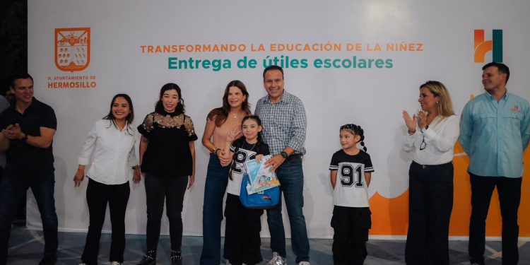 Entregan Toño Astiazarán y Patty Ruibal útiles escolares a 500 niñas y niños en Altares