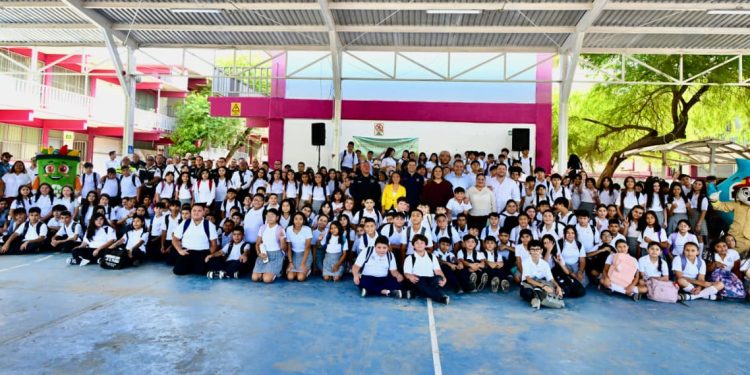 Realiza Toño Astiazarán donación de equipo de cómputo a secundaria 9, “Arq. Gustavo F. Aguilar Beltrán” en inicio de ciclo escolar