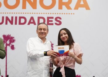 Gobernador Durazo garantiza con becas permanencia universitaria de 14 mil estudiantes de Cajeme y Navojoa