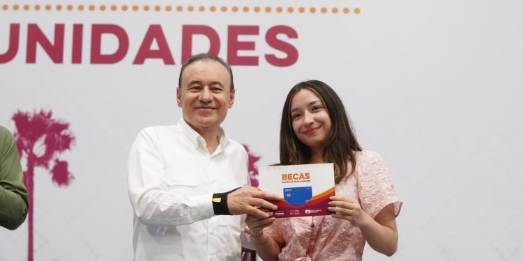 Gobernador Durazo garantiza con becas permanencia universitaria de 14 mil estudiantes de Cajeme y Navojoa