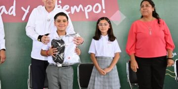 Arranca Gobernador Durazo entrega de más de 109 mil uniformes escolares gratuitos en Hermosillo