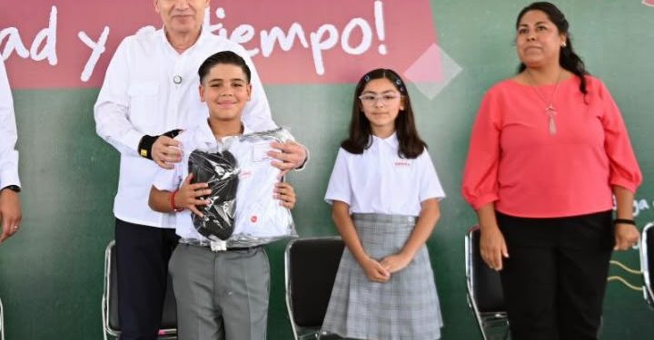 Arranca Gobernador Durazo entrega de más de 109 mil uniformes escolares gratuitos en Hermosillo