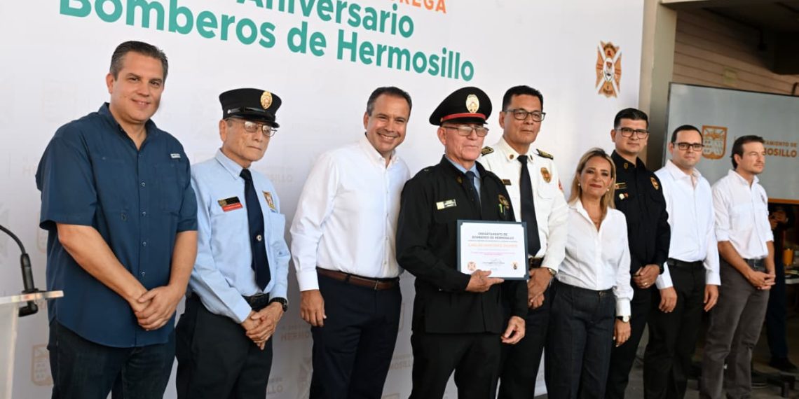 Reconoce Toño Astiazarán a fundadores del Departamento de Bomberos por su labor a favor de hermosillenses
