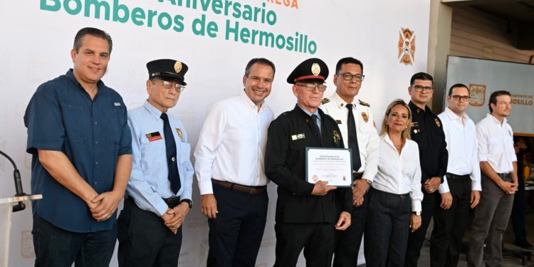 Reconoce Toño Astiazarán a fundadores del Departamento de Bomberos por su labor a favor de hermosillenses