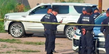 Hallan tres personas sin vida dentro de una camioneta de lujo en Hermosillo; uno tenía un arma en la mano