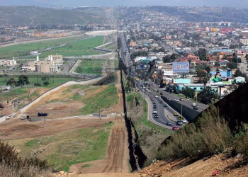 Construyen muro inteligente en EU porque coyotes cortaban la malla para cruzar migrantes en menos de un minuto