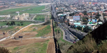 Construyen muro inteligente en EU porque coyotes cortaban la malla para cruzar migrantes en menos de un minuto