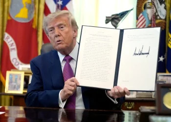 Trump firma decreto para cambiar el nombre del Lago Ontario a “lago de América”