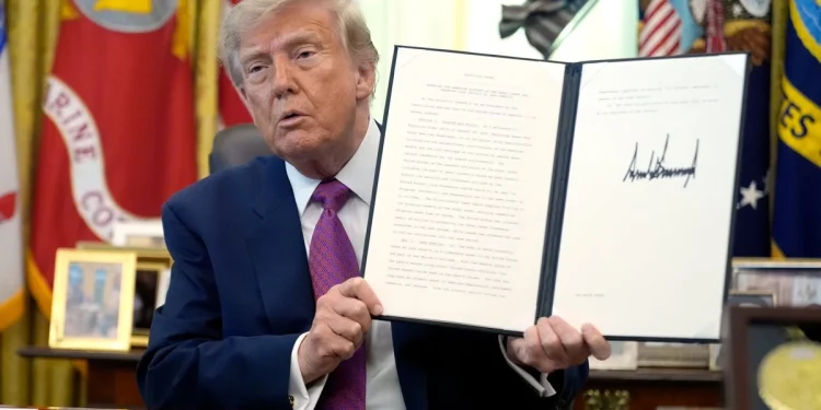 Trump firma decreto para cambiar el nombre del Lago Ontario a “lago de América”