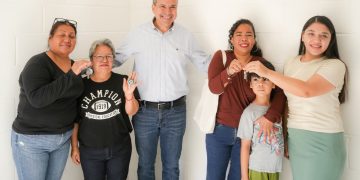 Beneficia Toño Astiazarán a familias de El Ranchito con cuartos adicionales en su vivienda