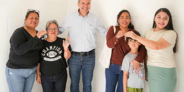 Beneficia Toño Astiazarán a familias de El Ranchito con cuartos adicionales en su vivienda