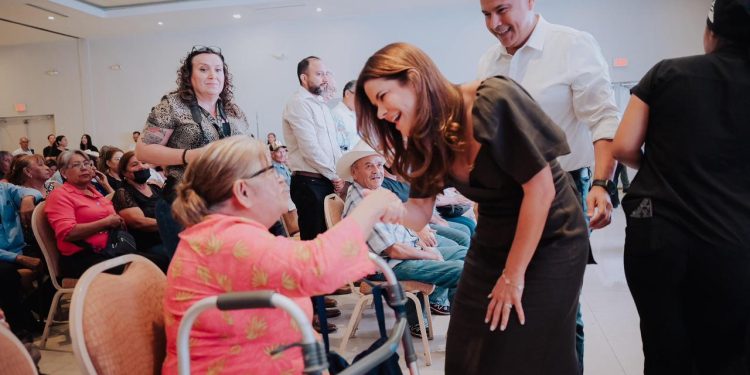 Beneficia Toño Astiazarán a más de 2 mil 500 adultos mayores a través de Construyendo Sonrisas