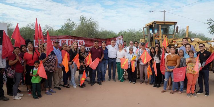 Da banderazo Toño Astiazarán a pavimentación con concreto hidráulico en La Antorcha