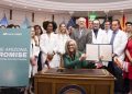 El programa AZRx de descuentos en medicamentos recetados de Katie Hobbs, ahorra a los habitantes de Arizona un promedio de $249 por receta