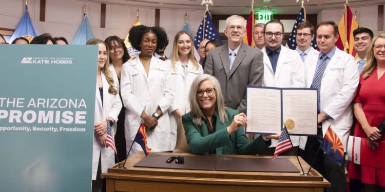 El programa AZRx de descuentos en medicamentos recetados de Katie Hobbs, ahorra a los habitantes de Arizona un promedio de $249 por receta