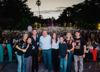 Reconoce Toño Astiazarán a cantante Yahir como Hermosillense Distinguido ante más de 3 mil 500 personas