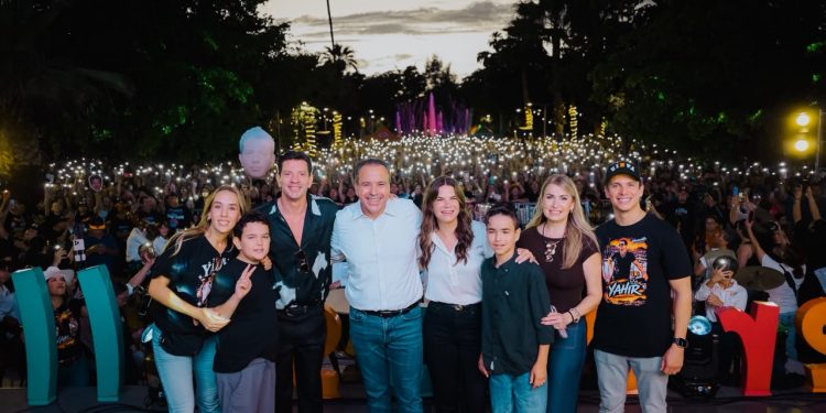 Reconoce Toño Astiazarán a cantante Yahir como Hermosillense Distinguido ante más de 3 mil 500 personas