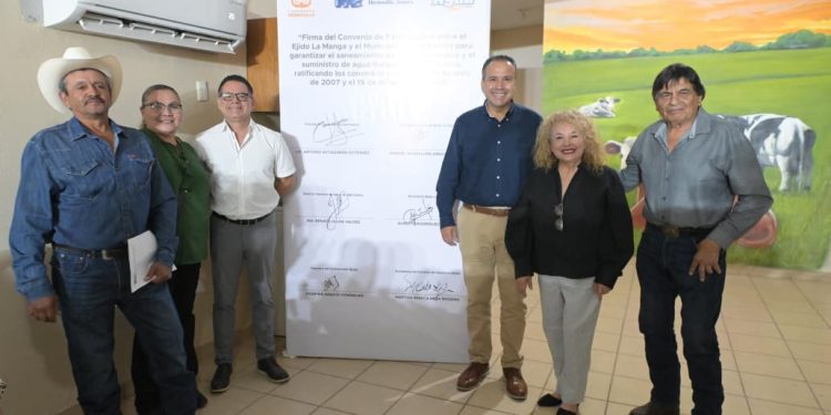 Acuerdan Toño Astiazarán y ejidatarios de La Manga suministro de agua tratada para actividades productivas