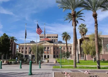 Evacúan el Capitolio de Arizona tras recibir un sobre con polvo blanco: Adrián Fontes