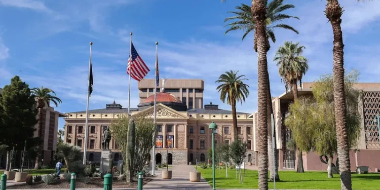 Evacúan el Capitolio de Arizona tras recibir un sobre con polvo blanco: Adrián Fontes