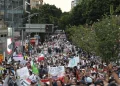 Trabajadores del IMSS marchan en rechazo a propuesta salarial en víspera de consulta sindical
