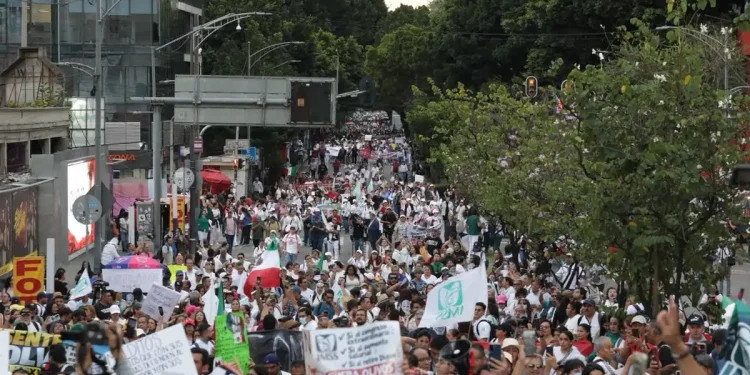 Trabajadores del IMSS marchan en rechazo a propuesta salarial en víspera de consulta sindical