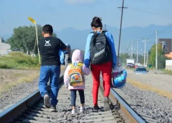 Casi 42,000 migrantes han cruzando la frontera de EU en marzo, más de la mitad de los cuales eran familias y niños.