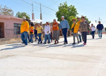 Celebra Toño Astiazarán con vecinos la pavimentación de la avenida Mátape