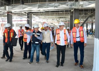 Beneficia Gobernador Durazo a navojoenses con entrega de becas y acciones de salud