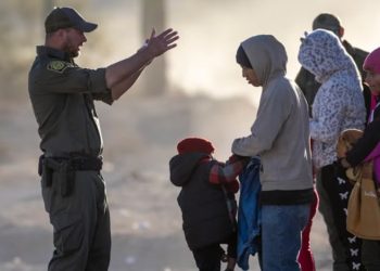 Arizona decidirá en noviembre si la policía puede detener inmigrantes