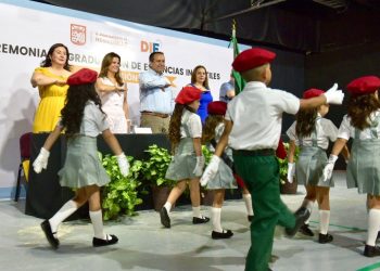 Acompañan Toño Astiazarán y Patty Ruibal a graduados de instancias infantiles DIF