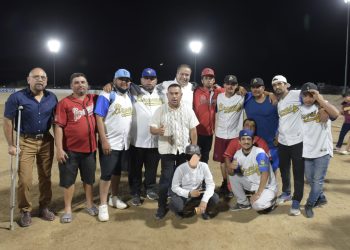 Entrega Toño Astiazarán iluminación de campo de béisbol en Bahía de Kino