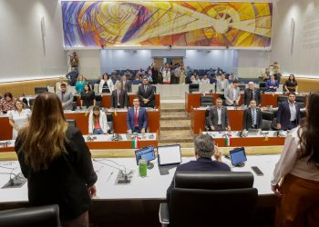 Reciben diputados a manifestantes  inconformes con la entrada en vigor de la Ley de Protección y Bienestar Animal