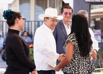Cumple Gobernador Durazo a población del mayo con acciones de vivienda, vialidades y becas