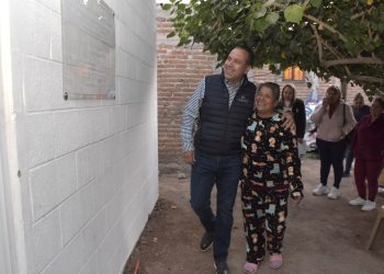 Apoya Toño Astiazarán a familias de la Adolfo López Mateos con cuarto en vivienda y tinacos