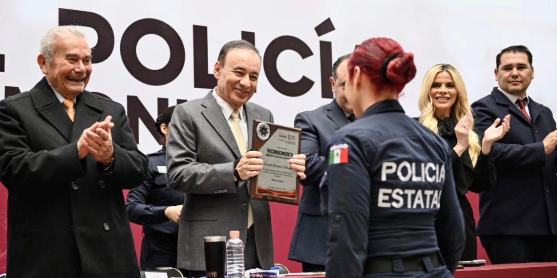 Gobernador Durazo crea Policía Estatal mejor capacitada; reconoce a elementos por 30 años de servicio