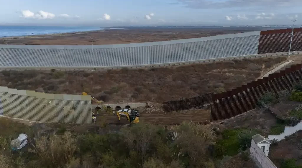 Retoman construcción del muro fronterizo en Playas de Tijuana