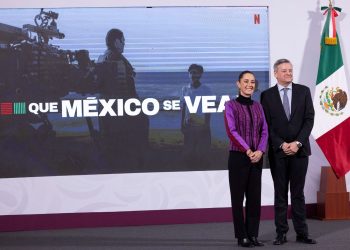 CEO de Netflix anuncia inversión de mil millones de dólares en México